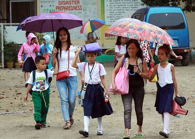 Parents fetch their children at the Mabolo Elementary School after classes were suspended (CDN PHOTO/JUNJIE MENDOZA).