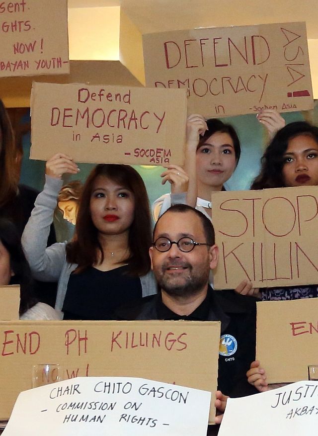 NO TO  EXTRAJUDICIAL KILLINGS. Commission on Human Rights Chairman Chito Gascon joins Asian youth activists in the campaign against the so-called “killing spree” of drug suspects in the Philippines during a press conference in Cebu City on Nov. 3, 2016 (CDN PHOTO.LITO TECSON).