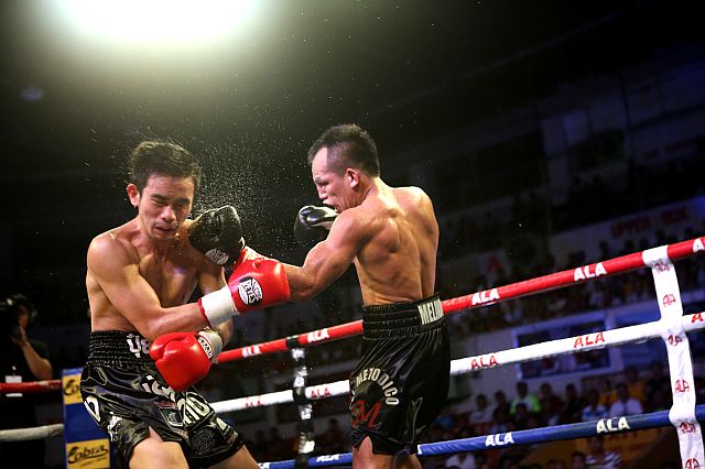 WORLD CHAMPION. Milan “El Metodico” Melindo of ALA Gym rocks Thailand’s Fahlan Sakkreerin with a left uppercut in the main event of Pinoy Pride 39: Road to Redemption last Saturday night at the Cebu Coliseum. Melindo won the fight via unanimous decision to bag the International Boxing Federation (IBF) interim world junior flyweight title. Story on page 30. (CDN PHOTO/LITO TECSON).