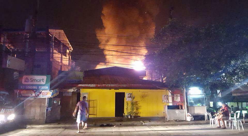 Fire hit Barangay Lahug, Cebu City on Friday night. (Photo by Hannah Joyce Obal)