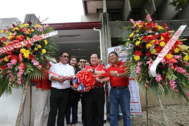 Senator Richard Gordon (center), chairman of Philippine Red Cross, and 6th District congressman Jonas Cortes (white polo) led the ceremonial ribbon cutting for the inauguration of the blood station facility in Jagobiao, Mandaue City. (CDN PHOTO/JUNJIE MENDOZA)