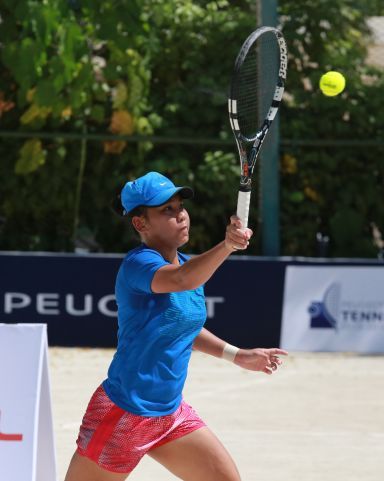 Hannah Espinosa kept her championship hopes alive after she dominated separate foes in the Peugeot Philippines Tennis Open (PPTO) yesterday at Cebu Country Club.