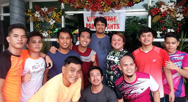Cebuano badminton players pose with Ormoc City Mayor Richard Gomez (CDN PHOTO/MARK TONGCO).