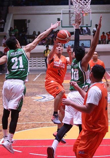 Joseph Yeo of Meralco splits the defense of UV in their game in the Recoletos Invitational Cup at the USJ-R Coliseum. (CDN PHOTO/LITO TECSON)