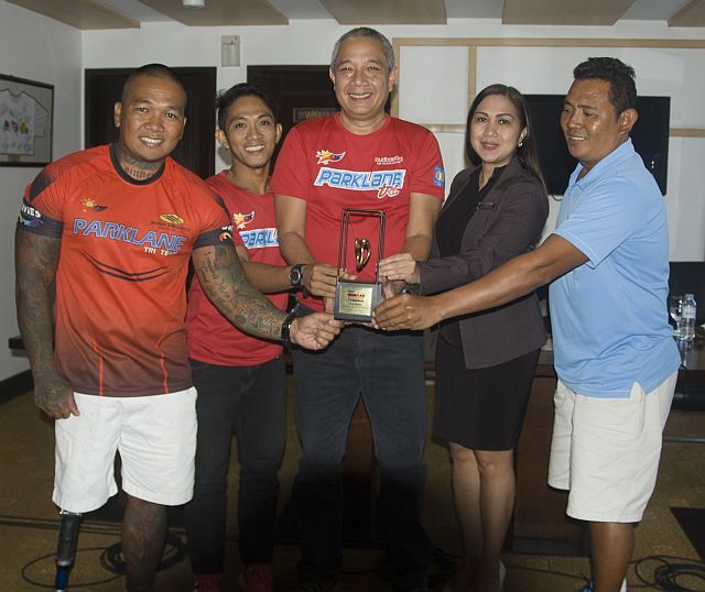 Bobby Martinez (center), manager of the Parklane Para Tri Team, is joined by (from left) Arnold Balais, Alex Niño Silverio, Parklane marketing communications officer Imelda Jaybee Aquino and Renato Rodriguez in the press conference. (CDN PHOTO/CHRISTIAN MANINGO) 