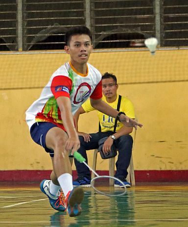 Carl Bernardo Bejasa of UC competes in the secondary boys badminton event (CDN PHOTO/LITO TECSON). 