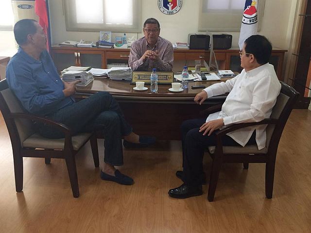 Philippine Sports Commission (PSC) chairman Butch Ramirez (middle) chats with PSC commissioner Ramon Fernandez (left) and Ricky Vargas, president of ABAP, in a meeting at the PSC office. (CDN PHOTO/CALVIN D. CORDOVA)