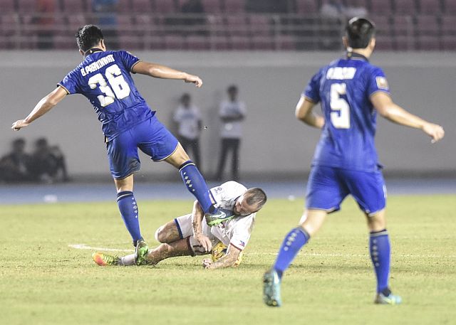 Thailand’s Praweenwat Boonyong accidentally kicks Stephan Shrock of Philippines in their 2016 AFF Suzuki Cup match last Friday night at the Philippine Sports Stadium in Bocaue, Bulacan. (INQUIRER PHOTO)