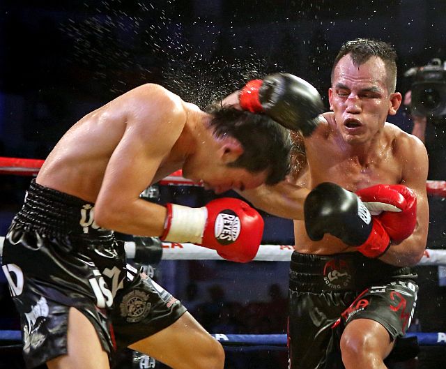 Milan “El Metodico” Melindo of the ALA Gym tags Thailand’s Fahlan Sakkreerin with a left in the main event of Pinoy Pride 39: Road to Redemption last Saturday night at the Cebu Coliseum. Melindo escaped with a unanimous decision win to bag the IBF interim world junior flyweight belt.  (CDN PHOTO/LITO TECSON). 