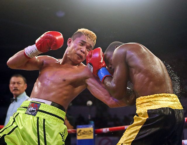“Prince” Albert Pagara of ALA Gym goes for the body against Raymond Commey in the undercard of the Pinoy Pride 39: Road to Redemption last Saturday night at Cebu Coliseum. (CDN PHOTO/LITO TECSON)