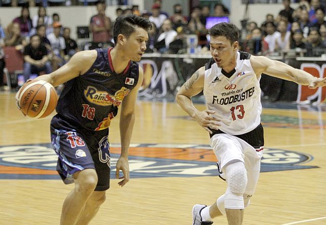 James Yap, now playing for Rain or Shine, squares off against fellow veteran Gary David, who also just signed up with his new team, the Mahindra Floodbusters. (PBA IMAGES). 