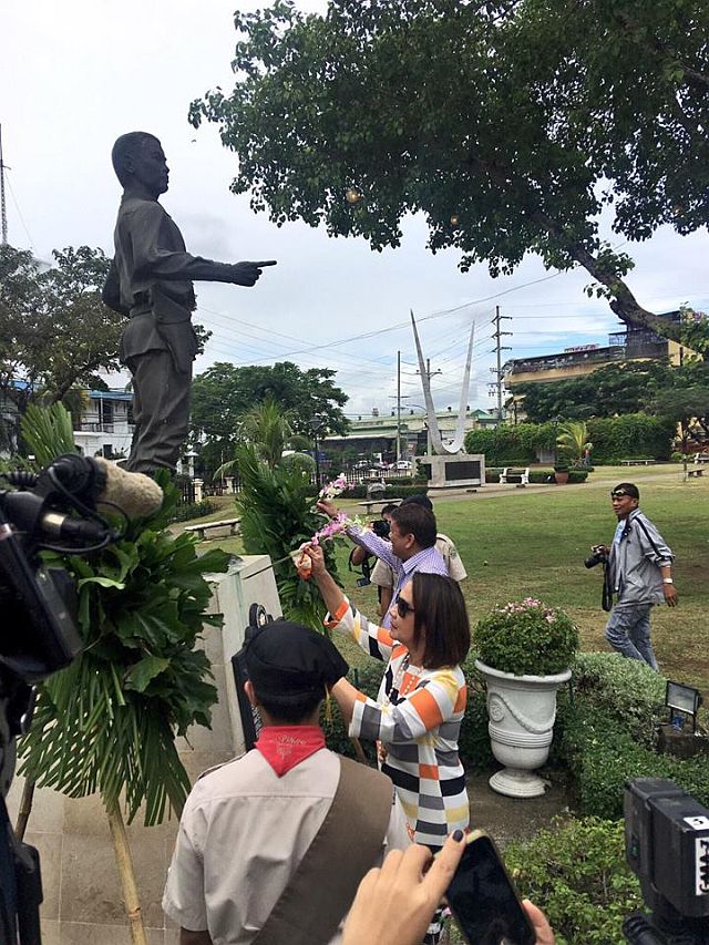 Cebu City Mayor Tomas Osmeña and wife Councilor Margot Osmeña led the floral offering to the Bonifacio monument at Plaza Independencia. (CDN PHOTO/JOSE SANTINO S. BUNACHITA)