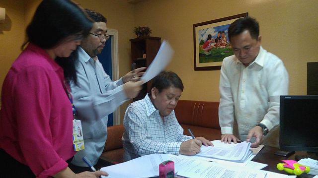 Cebu City Mayor Tomas Osmeña files tax evasion case against SM Prime Holdings at the Prosecutors office on Wednesday. (CDN PHOTO/LITO TECSON)