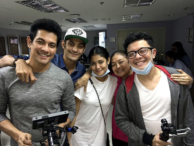 Gary Valenciano with kids Gabriel, Kristiana, wife Angeli and new daddy Paolo at the hospital waiting for the new member of the family to arrive (PHOTO FROM ANGELI PANGILINAN VALENCIANO'S TWITTER ACCOUNT).