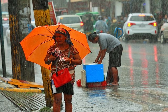 City residents are advised to bring umbrellas and raincoats for what is expected to be a rainy Christmas week. (CDN PHOTO/JUNJIE MENDOZA). 