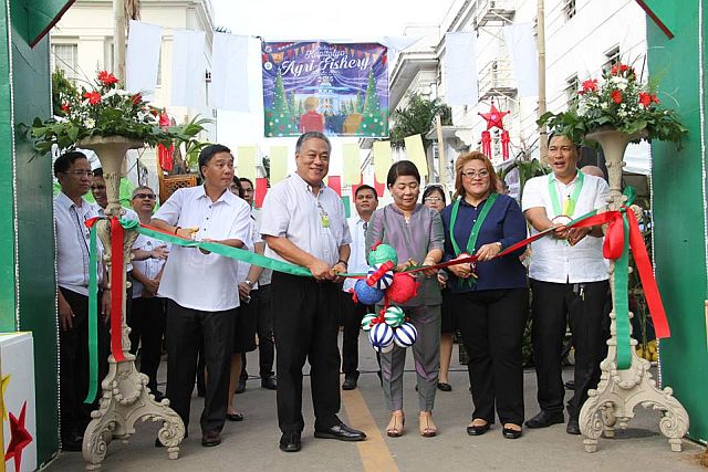 Cebu Gov. Hilario Davide III beams prior to cutting the ceremonial ribbon marking the opening of the Capitol agri-fishery fair. (Photo taken from the Cebu provincial government’s Facebook page)