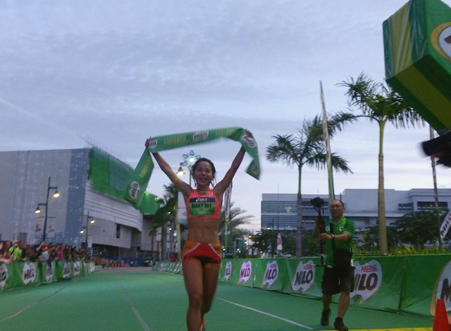 Mary Joy Tabal celebrates after crossing the finish line that sealed her fourth straight title in the 40th National Milo Marathon Finals in Iloilo City (CDN PHOTO/GLENDALE ROSAL). 