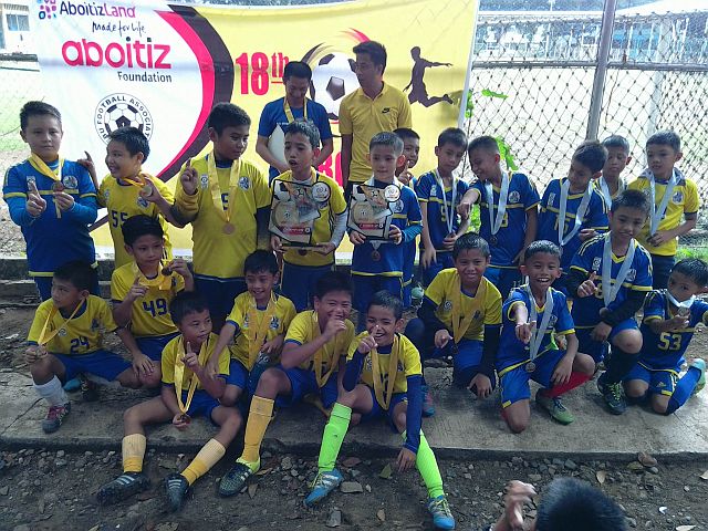 Players from DBTC-F celebrate their championship run with fellow Greywolves from DBTC-C (CDN PHOTO/RABBONI BORBON).