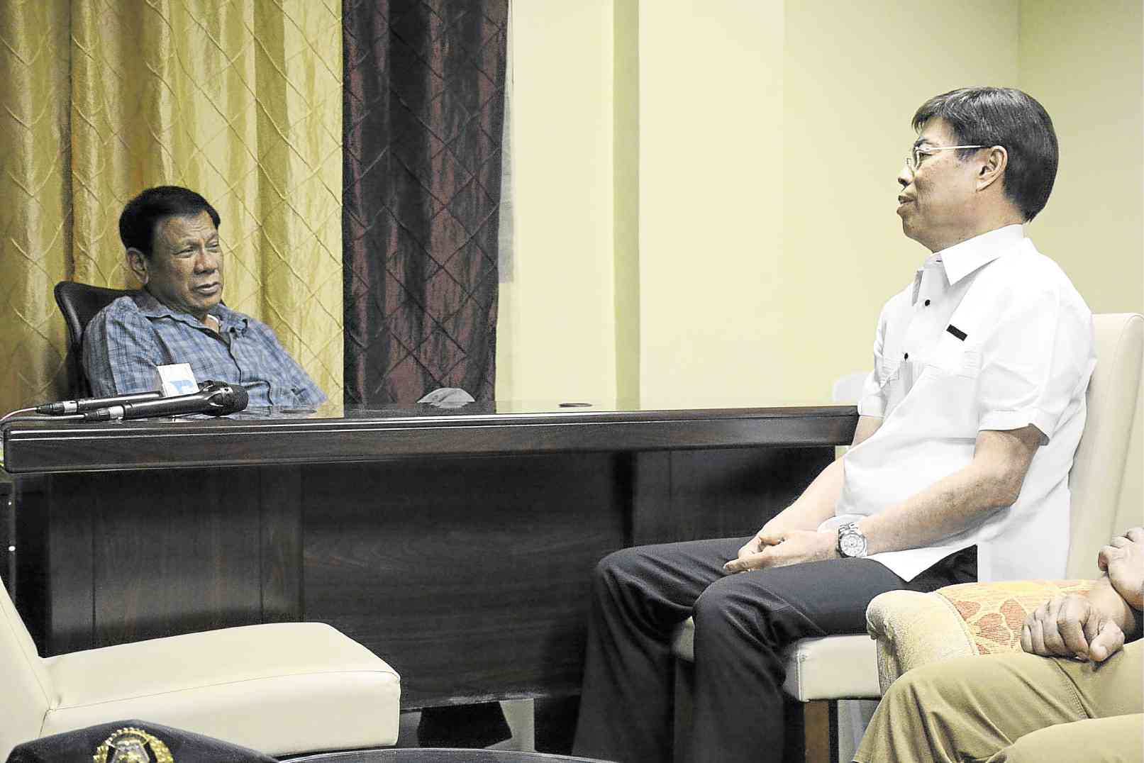President Duterte warns Cebu businessman Peter Lim not to lie to him or he will have him killed. Lim sought the meeting with the President to deny that he was the drug lord wanted by the police. He was allowed to go, but told to face NBI investigation. (MALACAÑANG PHOTO)