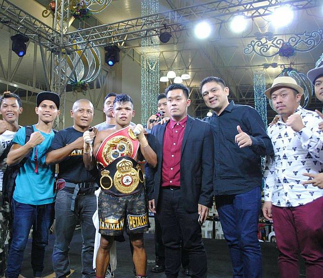 Randy Petalcorin (4th from left) is the new International Boxing Federation (IBF) Pan Pacific light-lyweight champion after he scored a unanimous decision win over Arnold Garde in the main event of “Brawl in the Mall” last Saturday in General Santos City. (CONTRIBUTED)