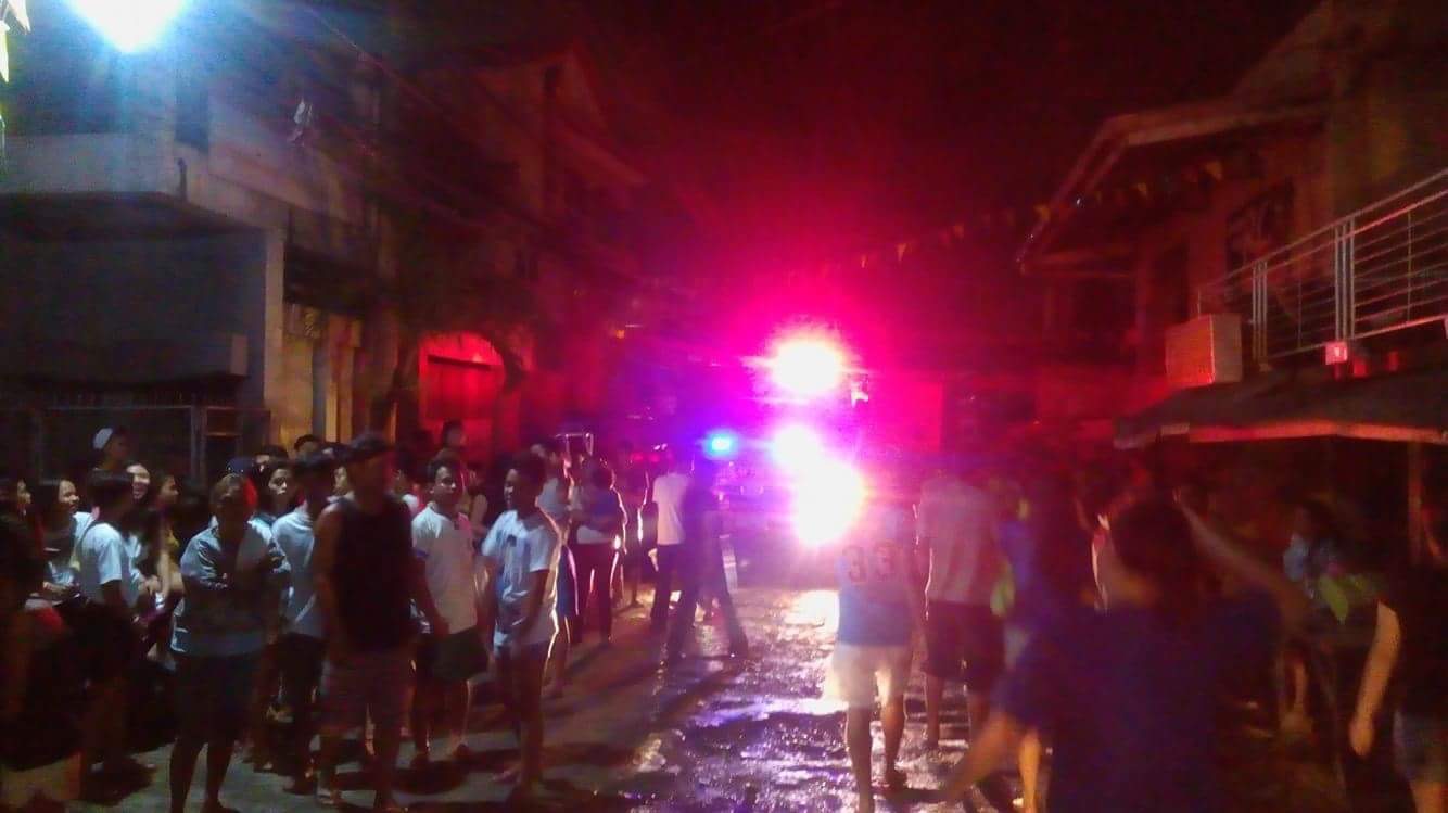 People watch helplessly as the fire continue to eat up houses in four sitios in Barangay Duljo-Fatima, Cebu City. (CDN PHOTO/NESTLE L. SEMILLA)