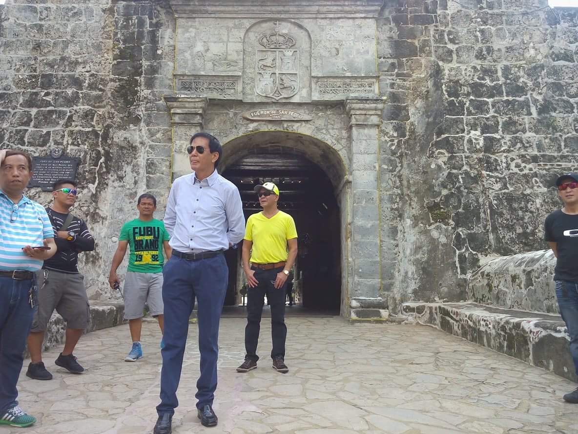 Former Cebu City mayor Michael Rama waits for Mayor Tomas Osmeña at Plaza Independencia. (CDN PHOTO/JUNJIE MENDOZA)