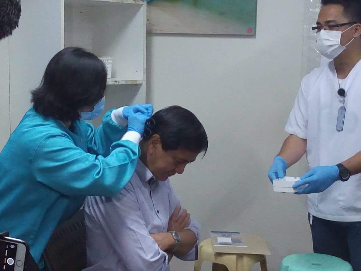 A laboratory staff at Hi-Precision takes hair follicle samples from former mayor Michael Rama to be used as specimen for his drug test. (CDN PHOTO/JUNJIE MENDOZA)