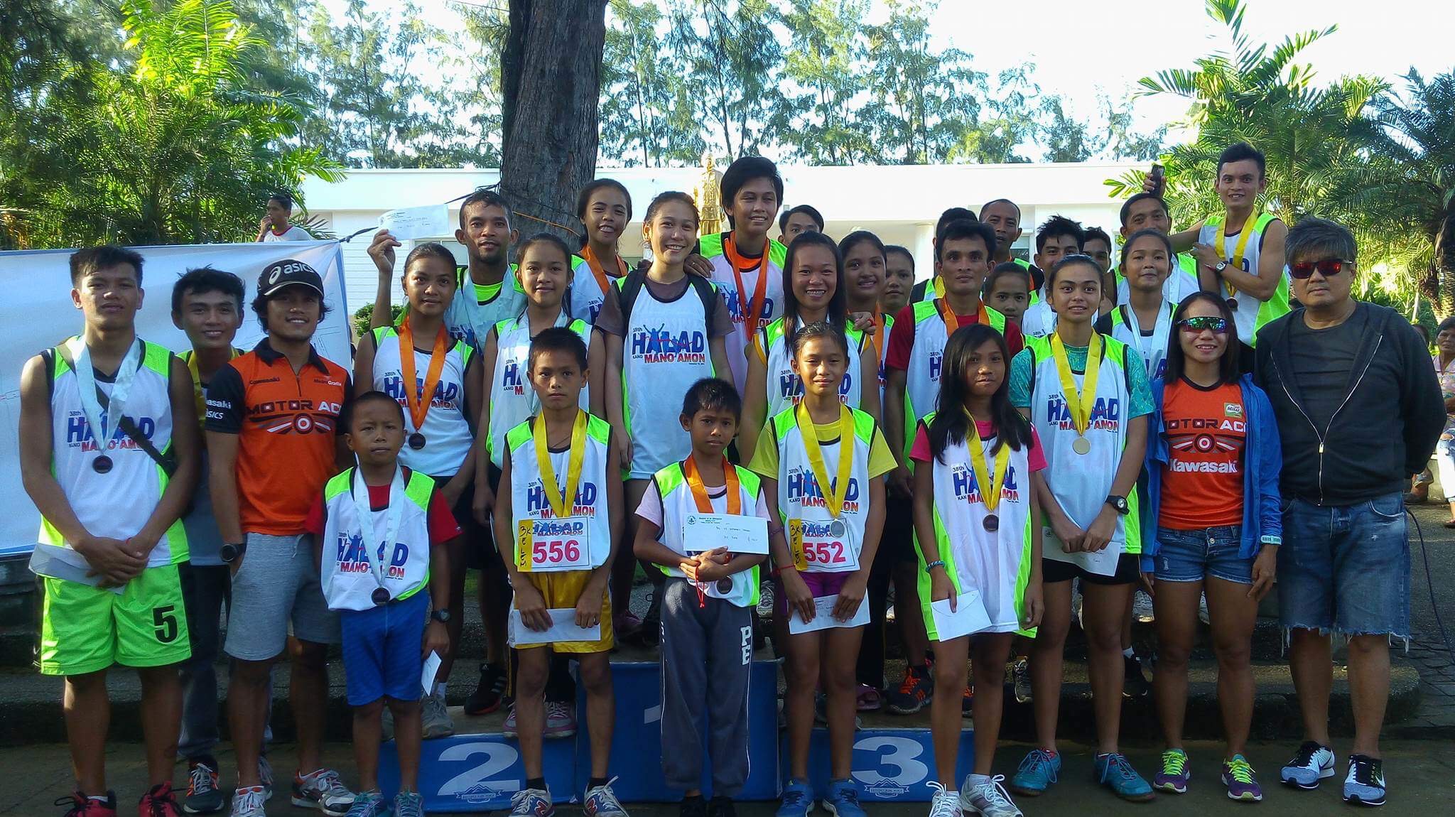 Winning runners of the Halad Kang Mano Amon Run during the awarding ceremonies. Joining them are Danao City Sports Commission chairman Oscar Boying Rodriguez (right most) along with Cebuana Olympian Mary Joy Tabal (2nd from right) and her trainer John Philip Dueñas (3rd from left). (CDN PHOTO/GLENDALE G. ROSAL)