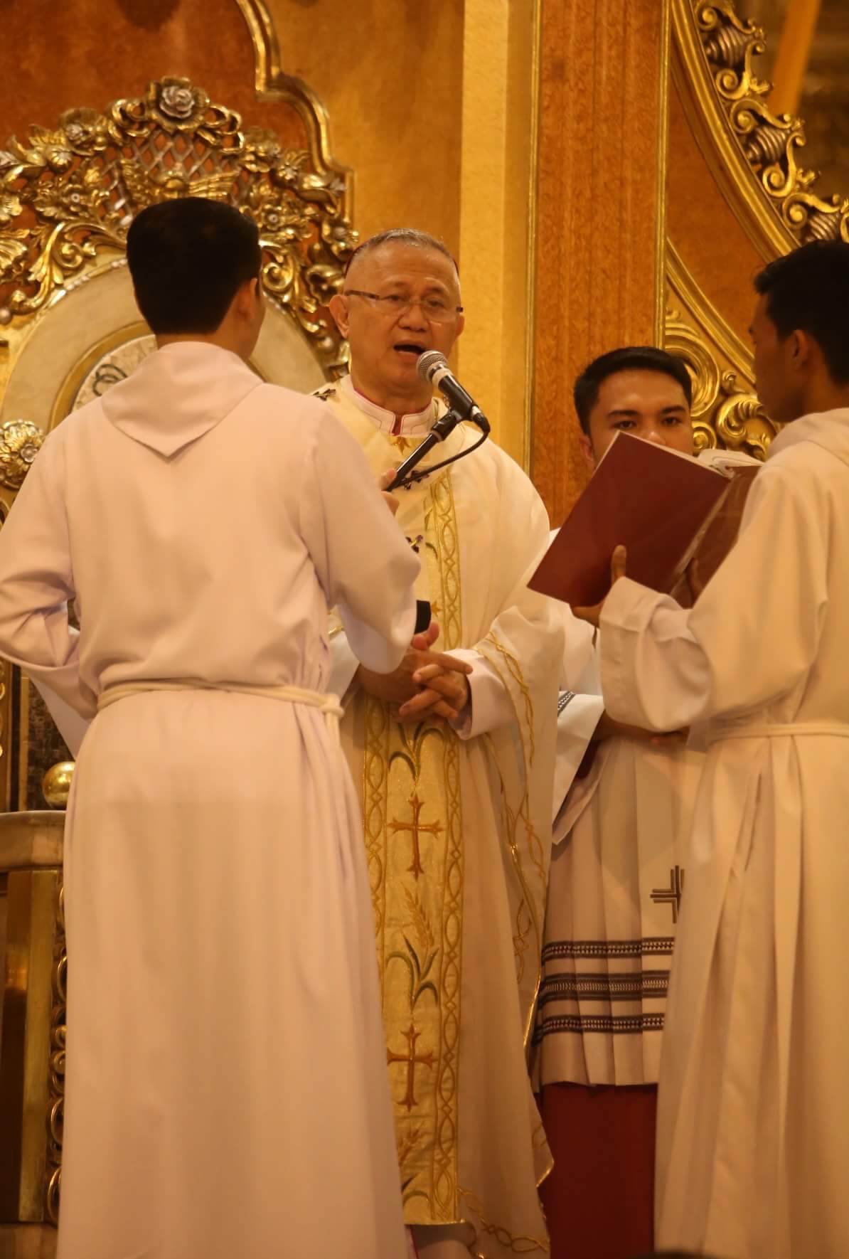 Cebu Archbishop Jose T. Palma presides over the New Year's Eve Mass at the Cebu Metropolitan Cathedral. (CDN PHOTO/LITO TECSON)