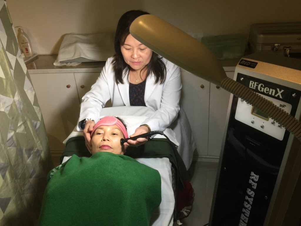 Dr. Leilani Ruiz Aquino performing facial service to one of their customers.