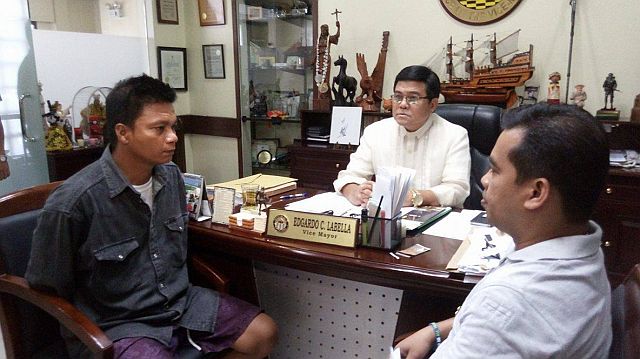 Benvenido Macaraeg, 38, surrenders to Cebu City Vice Mayor Edgardo Labella on Monday morning. (CDN PHOTO/JUNJIE MENDOZA)