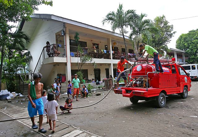 A mini firetruck of Sawang Calero  distributes water for the fire victims of Barangay Duljo Fatima who were temporarily relocated in San Nicolas Elementary School. (CDN PHOTO/JUNJIE MENDOZA)