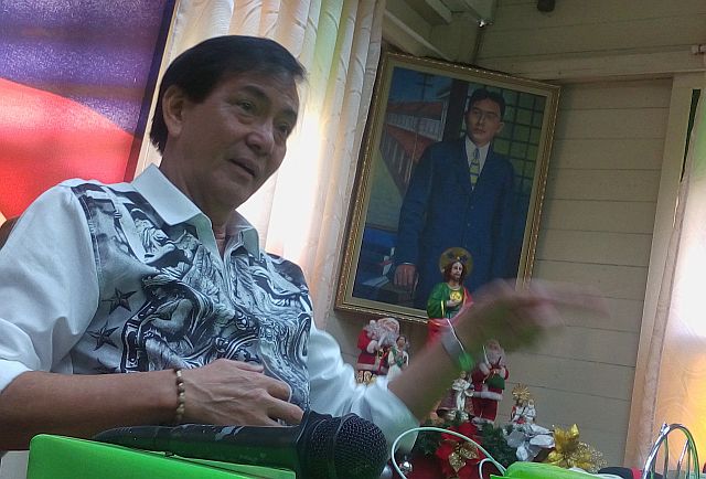  Former Cebu City mayor Mike Rama holds a press conference in his ancestral home to answer anew allegations made by Mayor Tomas Osmeña that he received drug money from Jaguar.  (CDN PHOTO/TONEE DESPOJO). 
