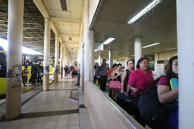 Passengers queue up to board a bus at the Cebu South Bus Terminal. (CDN FILE PHOTO)