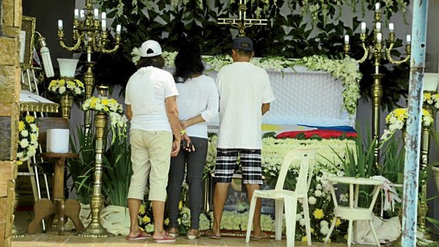 MAYOR’S WAKE. Residents of Albuera town in Leyte province pay their respects in this Nov. 14, 2016 photo to their mayor, Rolando Espinosa Sr., who was killed under doubtful circumstances by police officers inside the Baybay jail. (INQUIRER FILE PHOTO)
