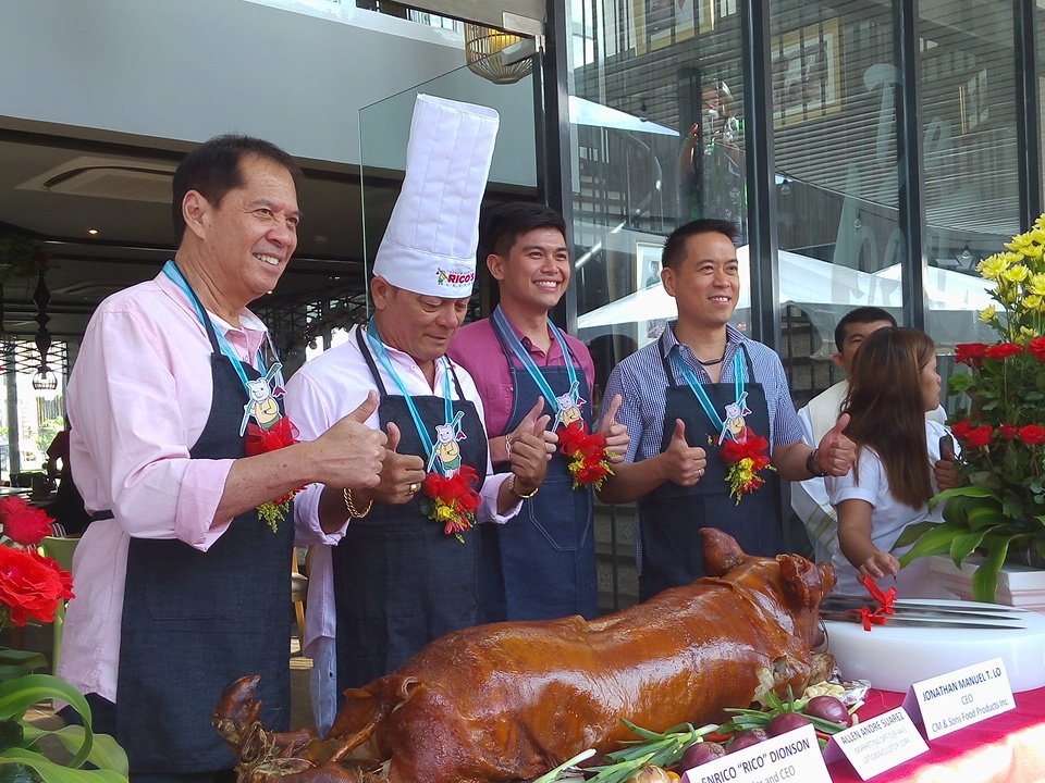 Sandy Daza, Inquirer columnist (left), and Rico Dionson, CEO of Rico’s Lechon chain of restaurants, (2nd from left) lead the ceremonial slicing during the opening of Rico’s Lechon’s newest branch at Vibo Place in Cebu City.  (CDN PHOTO/VICTOR ANTHONY V. SILVA)