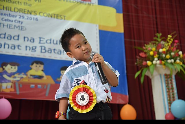 Chez Ferdi Hunter Cabaluna of Talisay City belts a Broadway musical song “Tomorrow” during the 2016 Regional Children’s Month. (CONTRIBUTED PHOTO)