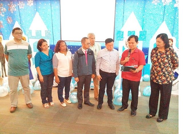 The officers of Central Visayas Adoptive Parents Association Inc. receive the certificate of registration from DSWD-7 as a people’s organization. (CONTRIBUTED PHOTO). 