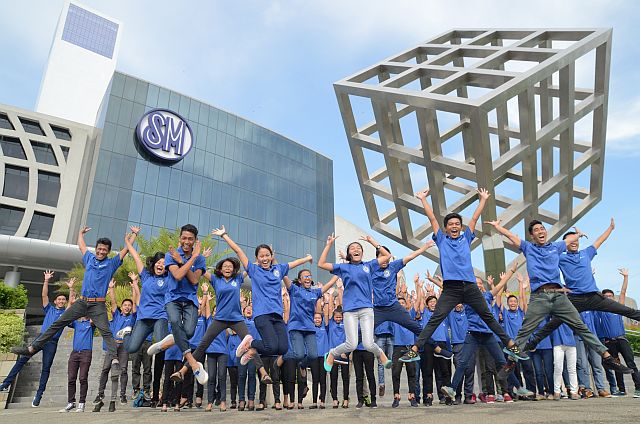 The Cebu scholars in a photo opportunity at The Cube in SM Seasi de City Cebu. (CONTRIBUTED PHOTO). 