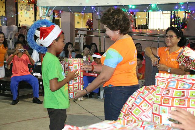 Abandoned children and children in conflict with the law are treated to a Christmas party headed by Mayor Paz Radaza at the Homecare Center in Lapu-Lapu City. (CDN PHOTO/NORMAN MENDOZA)