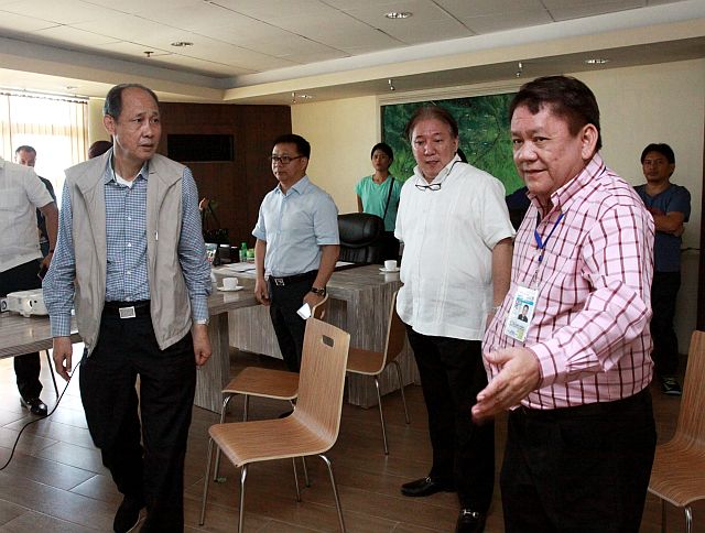 Cebu City Mayor Tomas Osmeña (right) welcomes Chinese billionaire Huang Rulun (left) and his group during Huang’s visit at Cebu City Hall. (CDN PHOTO/JUNJIE MENDOZA)