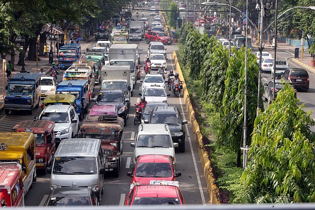Traffic starts to build in one of the Cebu City streets in this Dec. 17, 2016 photo. (CDN PHOTO/TONEE DESPOJO). 