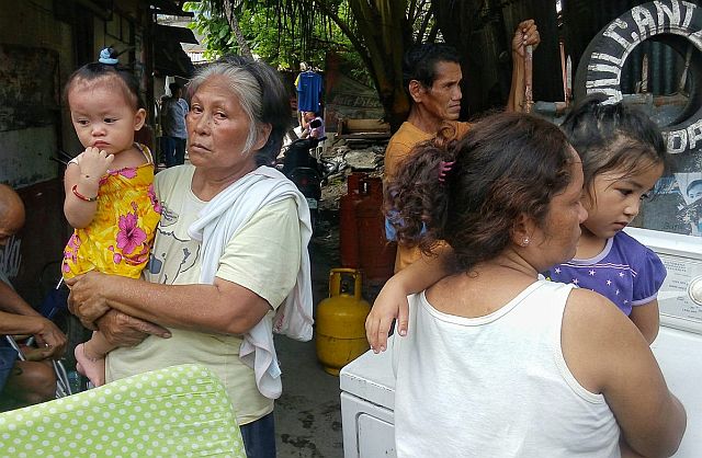 Fire victims wait helplessly for updates on the fire that hit their community in Barangay Apas, Cebu City. (CDN PHOTO/TONEE DESPOJO) 