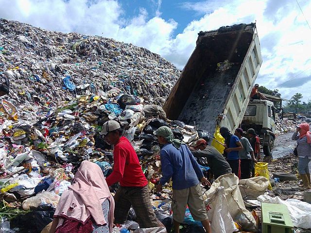 Garbage collected from Cebu City were dumped at a side portion of the Inayawan Landfill. (CDN PHOTO/JUNJIE MENDOZA)