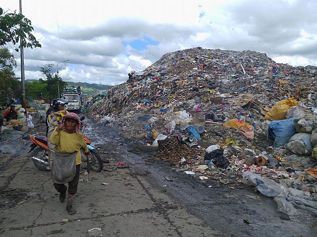 Garbage collected from Cebu City were dumped at a side portion of the Inayawan Landfill. (CDN PHOTO/JUNJIE MENDOZA)