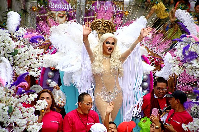 Actor Paolo Ballesteros, dressed up as his  character, Trisha in “Die Beautiful,” at the MMFF Parade (INQUIRER). 