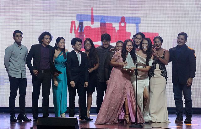 Mercedes Cabral leads the cast of “Oro” as they receive the Best Ensemble Cast award during the MMFF 2016 Gabi ng Parangal. 