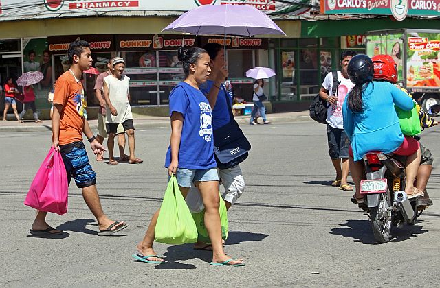 Today, with the ban strictly enforced, shoppers use eco-bags for their groceries. (CDN PHOTO/LITO TECSON)