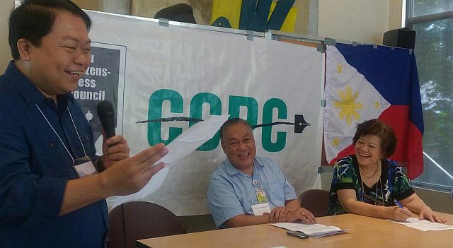 Cebu Gov. Hilario Davide III (center) together with Chairman Dr. Pureza Onate and lawyer Eddie Barrita laughs during a discussion of Executive Order No. 15. (CDN PHOTO/TONEE DESPOJO)