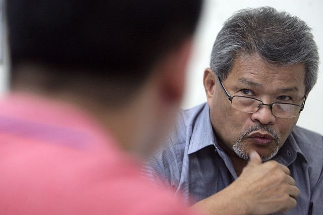Lawyer Leo Villarino, Commission of Human Rights chief investigator, answers questions about extrajudicial killings during an interview with Cebu Daily News senior reporter Ador Vincent Mayol. (CDN PHOTO/TONEE DESPOJO). 